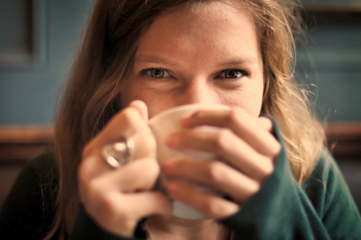 mujer tomando café