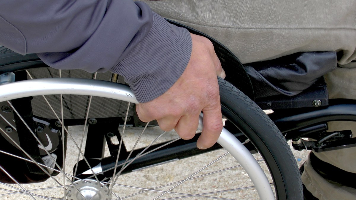 persona en silla de ruedas